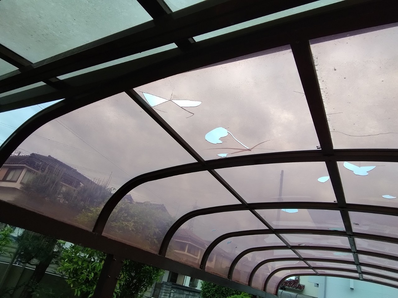 加古川市　雹災害でカーポート屋根材ポリカ貫通